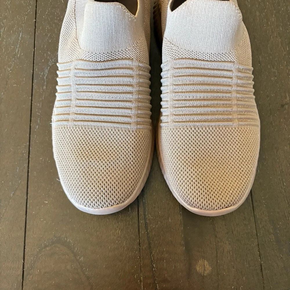 Qupid Beige Textured Lightweight Slip On Sneakers Shoes Women’s‎ Size 6